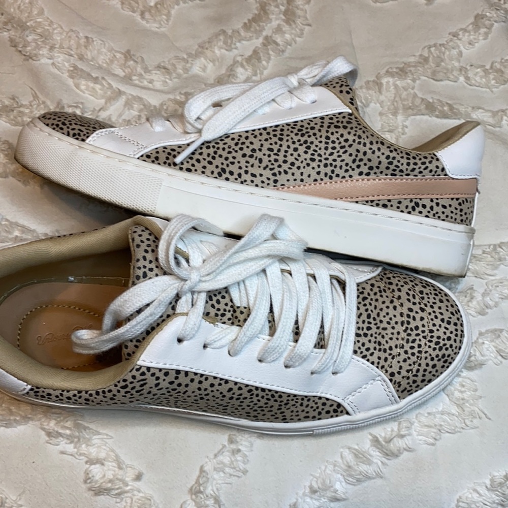COPY - Universal Threads sneaker